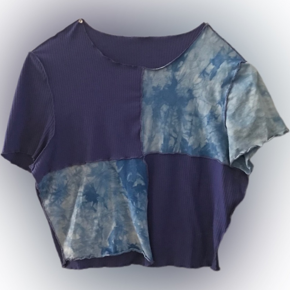 Purple Blue Tie-Dye Patchwork Women's Crop Top. 0XL Plus Size Lettuce Trim Rib